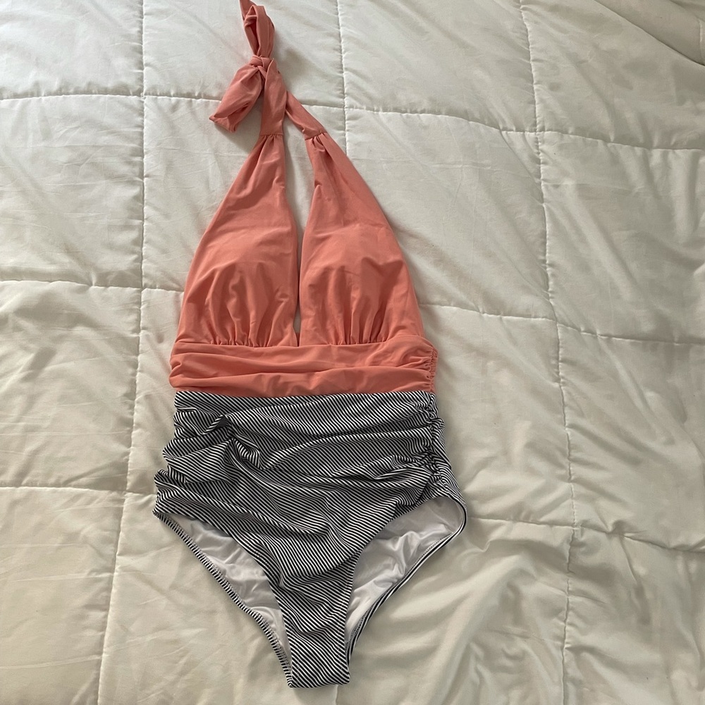 🍁 3 for $18 🏷️sale! Cupshe Halter one-piece sz M